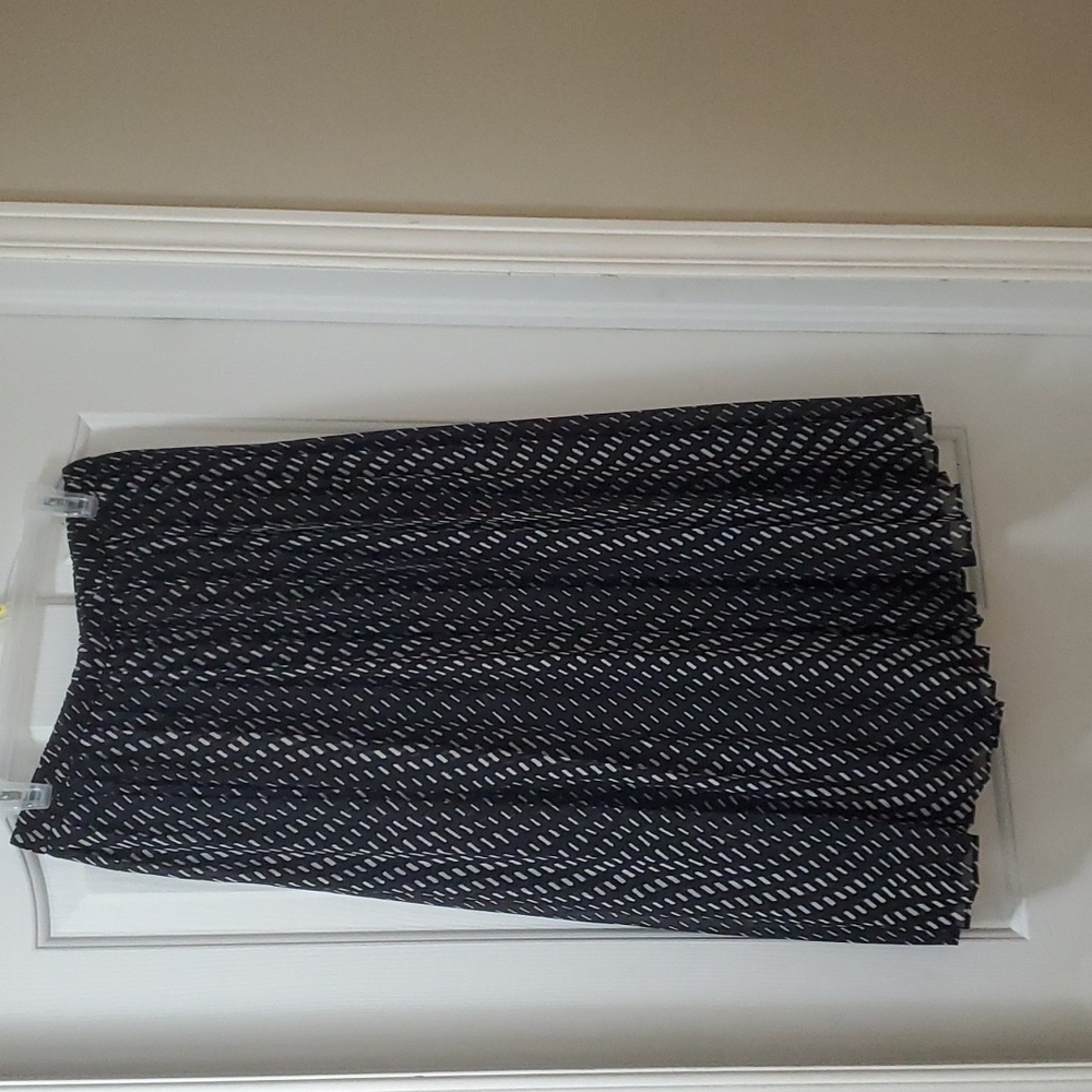 🌞 Black and white chiffon skirt